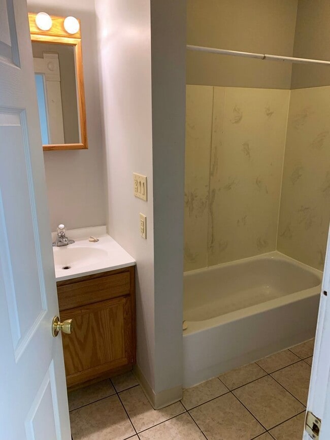 Building Photo - 248 1/2 W 5th Ave