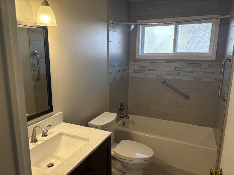 Building Photo - 214 Sandalwood Dr