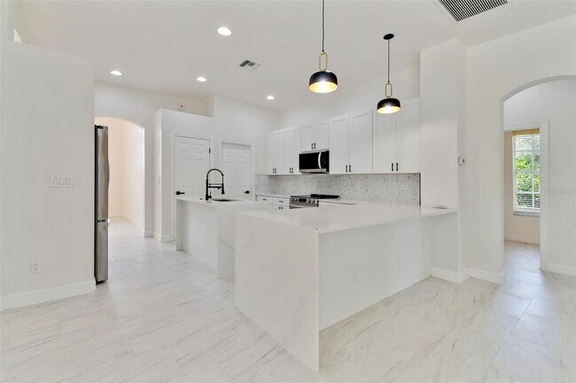 Building Photo - 13792 Long Lake Ln