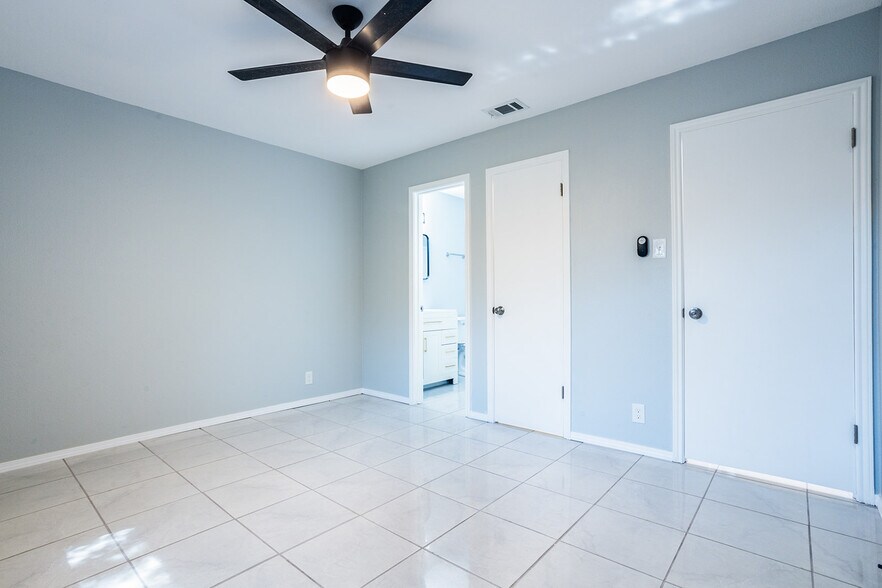 Master Bedroom - 5275 Meadow Rise St