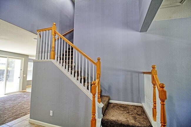 Building Photo - Lovely, Hidden Lake 4 bedroom, 2.5 bathroo...