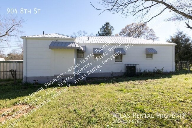Building Photo - 904 8th St