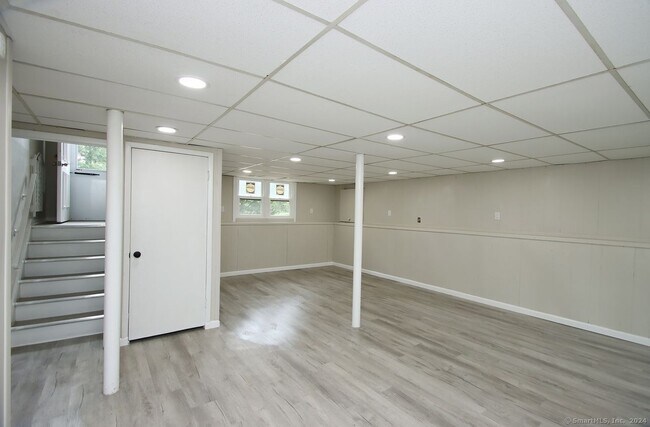 Building Photo - 2 Lakeview Ave