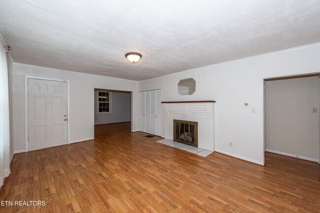 Building Photo - Maryville 37804 - 2 bedroom, 1 bath home w...
