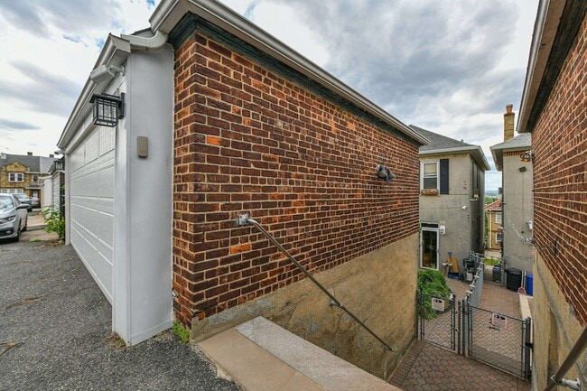 Building Photo - 610 Columbia Ave