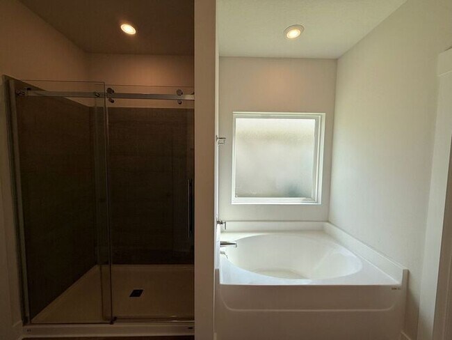 Building Photo - Gulf Breeze - Deer Ridge Crossing - 4 bedroom, 2.5 bathroom - New Construction