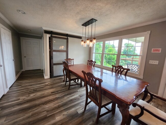 Building Photo - 640 Fairview Heights