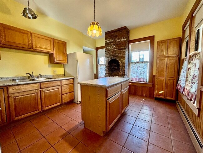 Building Photo - 527 Main St