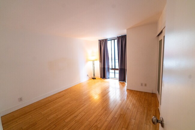 Building Photo - 4337 Marina City Dr