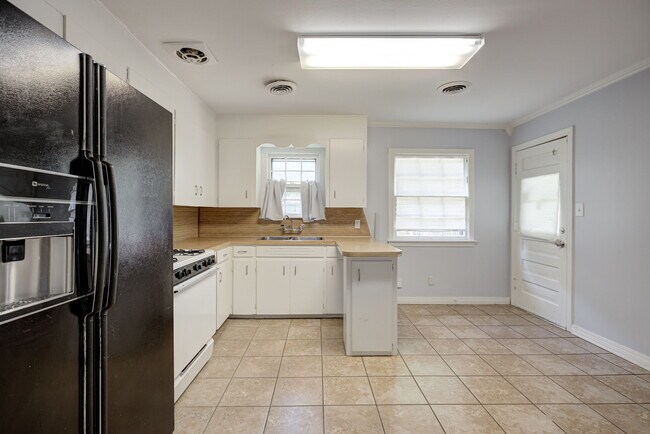 Building Photo - 912 Garver St