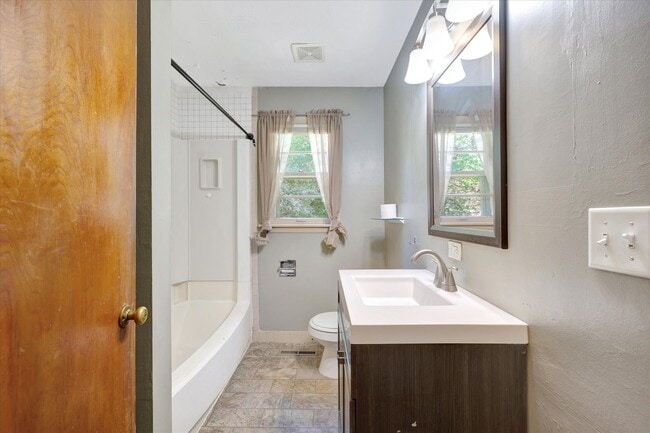 Building Photo - 2 BED / 1 BATH HOUSE IN CENTRAL CHAMPAIGN ...