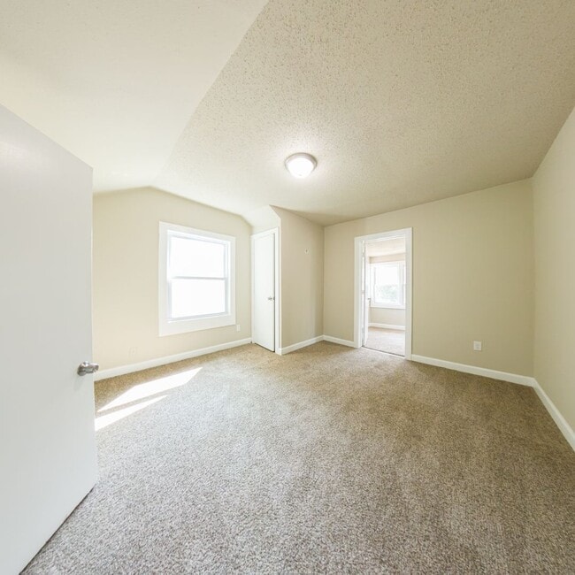 Building Photo - Updated 3 Bedroom 1,800 SQFT Home for Rent