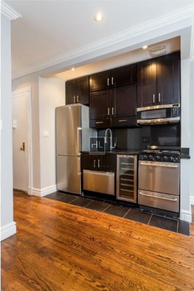 Building Photo - Mott Street