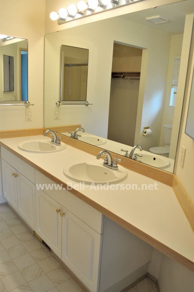 Building Photo - APPLICATION PENDING View Ridge Home with Thr