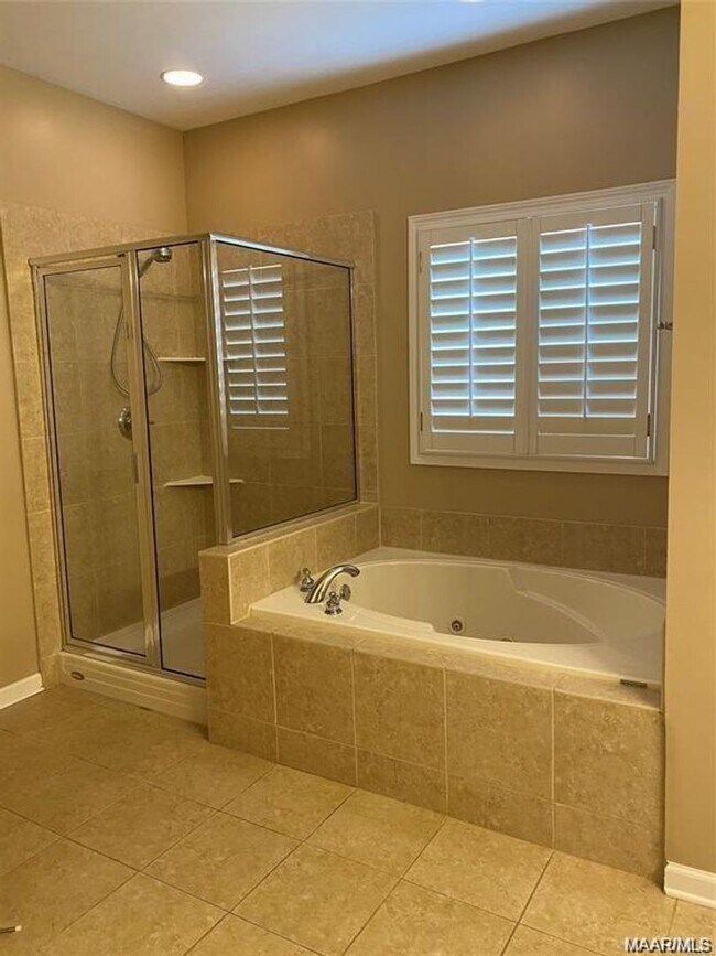 Building Photo - 4/3 in Deer Creek!