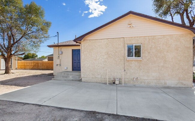 Building Photo - Newly remodeled single family home offering application fees waived as well as $200 off First Mon...