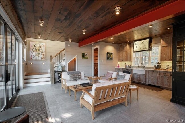 Building Photo - 325 Ferdon Ave