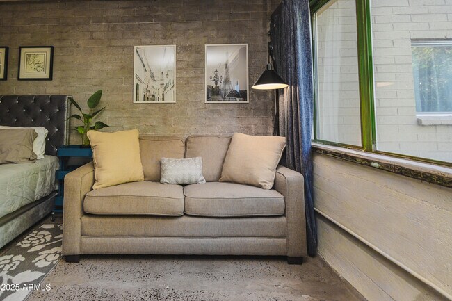 Building Photo - 353 E Thomas Rd