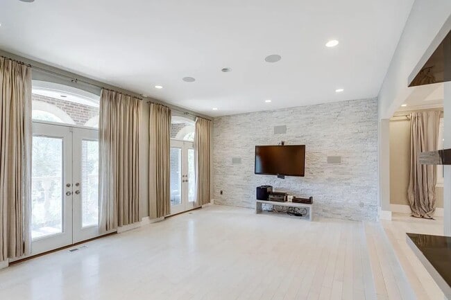 Building Photo - 4611 Charleston Terrace NW