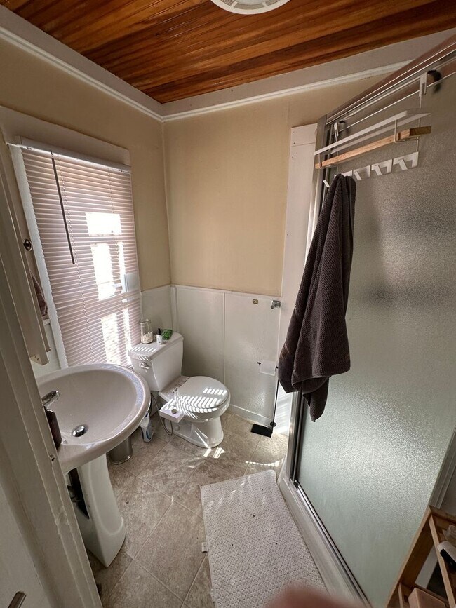 Building Photo - 14 Hamlin Ct