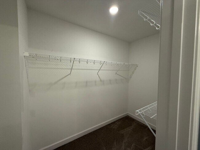 Building Photo - Great Condo On The Riverfront Golf Course