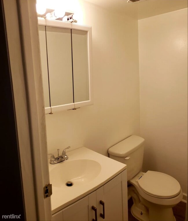 Building Photo - 3 br, 1.5 bath Townhome - 2601 Wayside Dr
