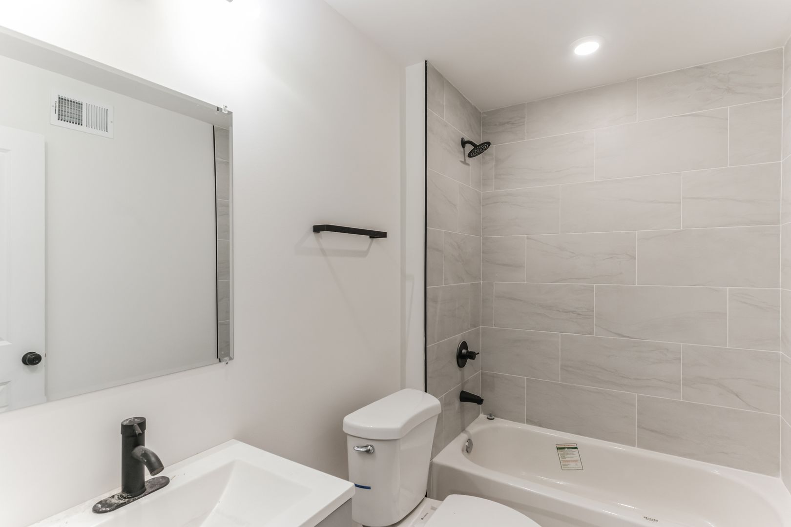 Building Photo - 812 N Holly St