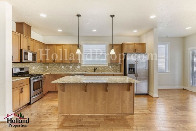 Building Photo - Charming 4-Bedroom Hillsboro Home with Attached Garage and Brand New Carpets!