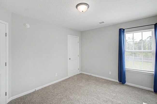 Building Photo - 18 Sunflower Cir NE