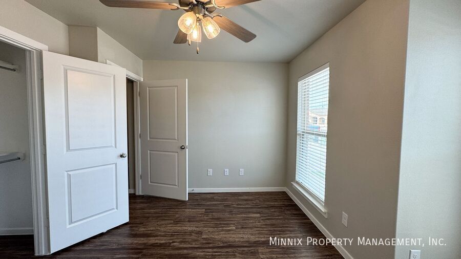 Building Photo - 2006 Kenwood Ave