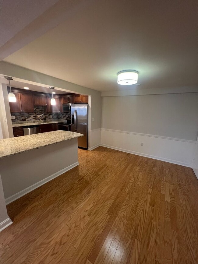 Building Photo - GARDEN LEVEL CONDO: 2 BED/1 BATH: Birchwoo...