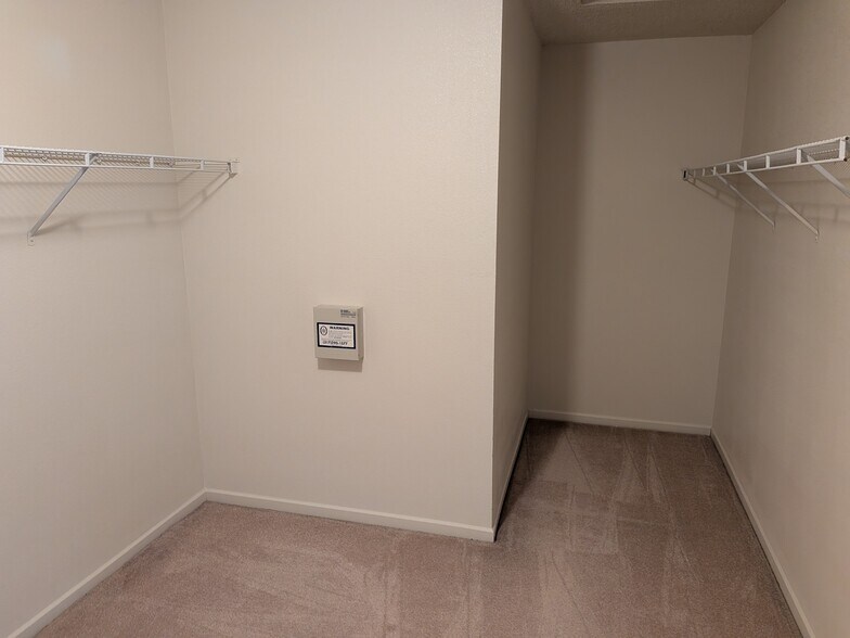Building Photo - 10418 Memorial Knoll Dr