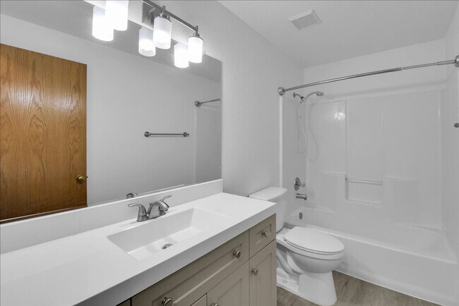 Building Photo - 5Bd/2.5Ba Everett Home