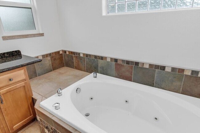 Building Photo - Beautiful and Spacious 4Bd 3.5Bath Home in...