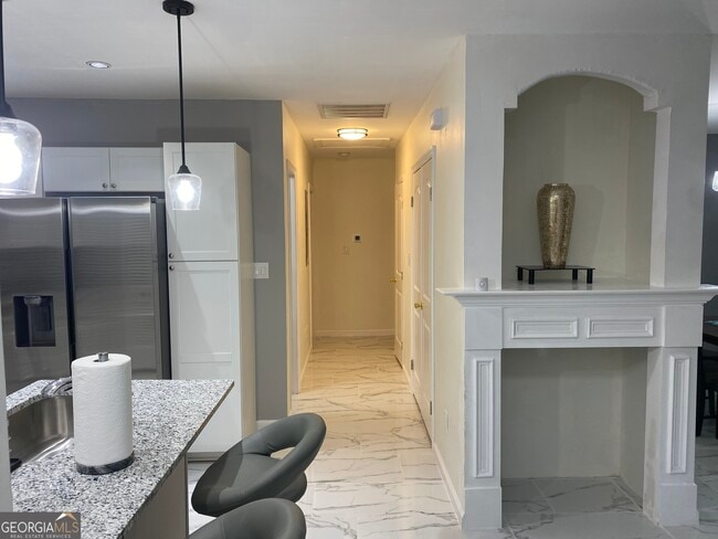 Building Photo - 825 S Forest Lake Dr