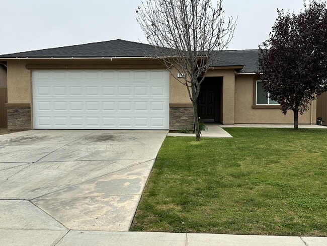 Building Photo - A Perfect Blend of Space & Convenience in This 3-Bedroom Charmer