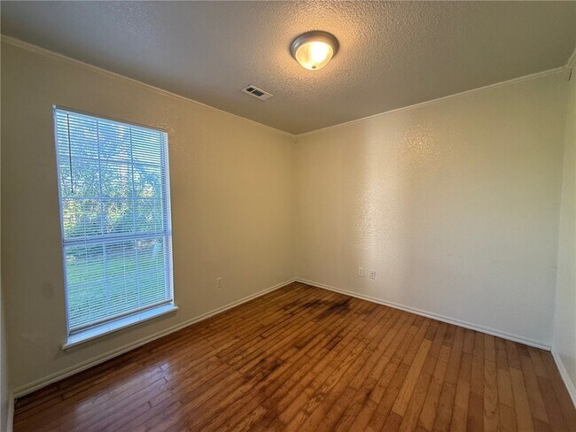 Building Photo - 854 Tamarack St