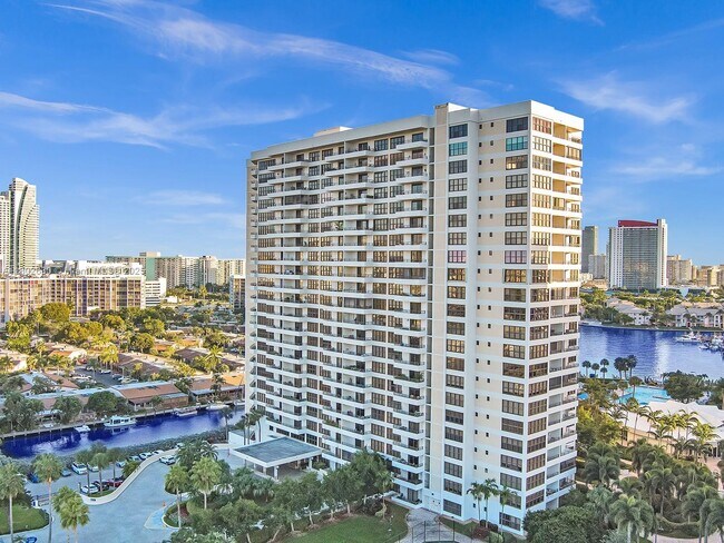 Building Photo - 2500 Parkview Dr