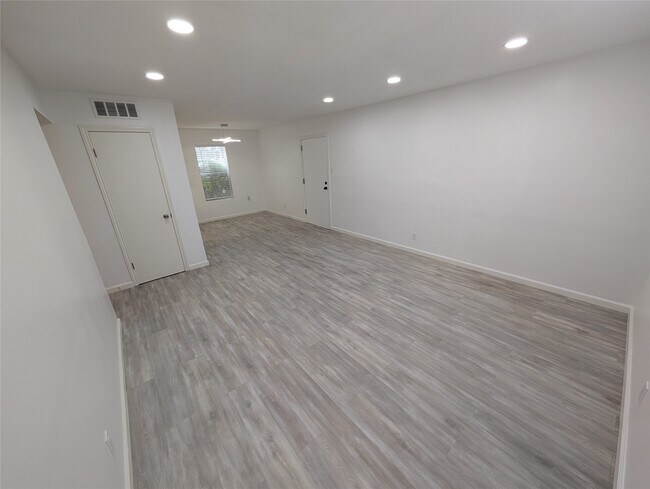 Building Photo - 5550 N Braeswood Blvd