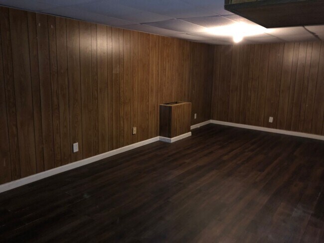 Building Photo - Spacious Rock Island Home with Yard and Garage!