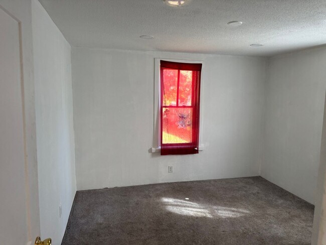 Building Photo - Newly Remodeled 3-4 bedroom Single family home