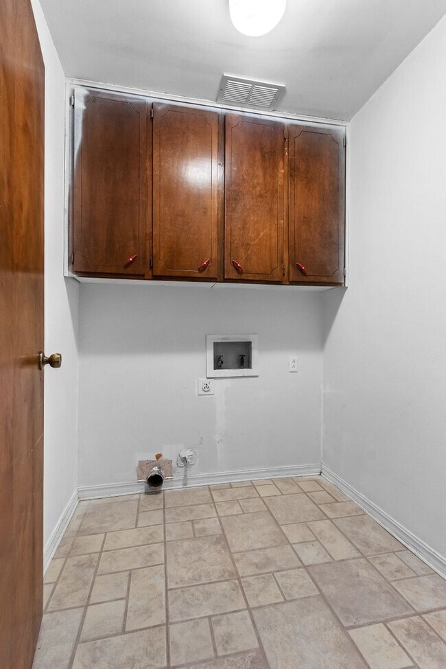 Building Photo - Beautiful Home in Springdale with Sunroom!