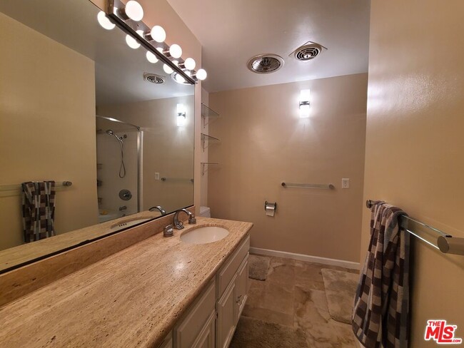 Building Photo - 933 Hilgard Ave