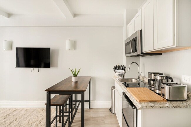 Building Photo - 240 W 73rd St