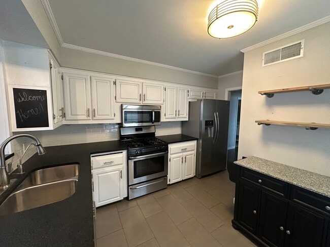 Building Photo - This home is adorable and move in ready!