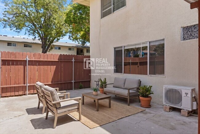 Building Photo - 3009 Canyon Crest Dr
