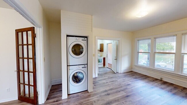 Building Photo - SPACIOUS Single Family House AVAILABLE Fal...