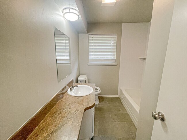 Building Photo - Updated 3/1 Home with Vaulted Ceilings & Large Fenced Backyard