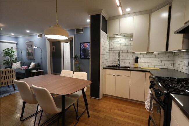 Building Photo - 1304 Summit St