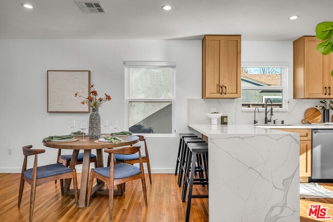 Building Photo - 616 W Ellis Ave